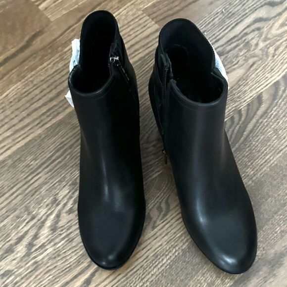 Anne Klein Rafe Black Faux Leather Ankle Boot w/ Zipper Side,Elastic Back Sz 9 - Picture 8 of 9